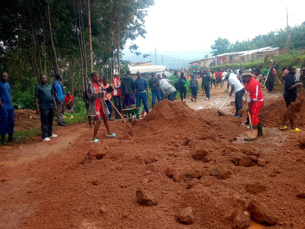 CommuneBukeye's tweet photo. Dans les TDC de ce  Samedi, le S.E.P s'est associé à la pô du centre #Bukeye dans les travaux d'entretien de la route Bukeye-Kiziguro tandis que le CEDS s'est joint aux élèves du Lycée co Gatukuza &amp; Parents dans les travaux d'entretien de la route menant sur cette établissement. https://t.co/z4PNP1AGqF