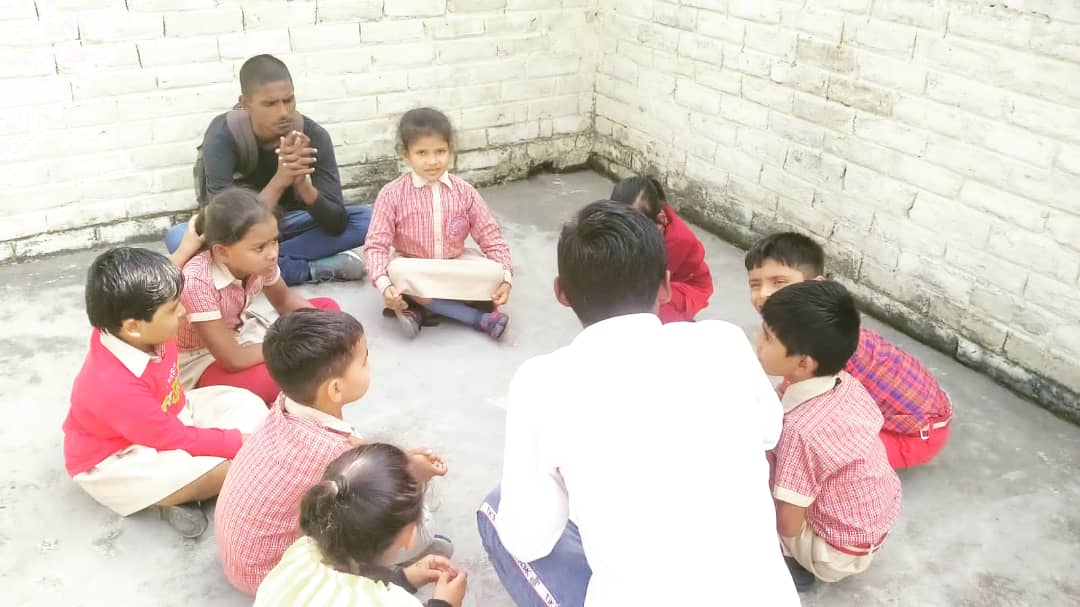 BalRangmanch's tweet photo. बाल रंगमंच की टीम पहुँच गई है बरौनी नन्हें-मुन्ने बच्चों के बीच बाल रंगमंच करने। रंग समूह प्ले स्कूल के बच्चों के साथ विशाल कुमार, विजेंद्र कुमार , कुणाल कुमार के द्वारा बच्चों को प्रशिक्षण दिया जा रहा है।
Bal Rangmanch Art And Cultural Society
Hrishikesh Kumar https://t.co/L5lYVJOeDD