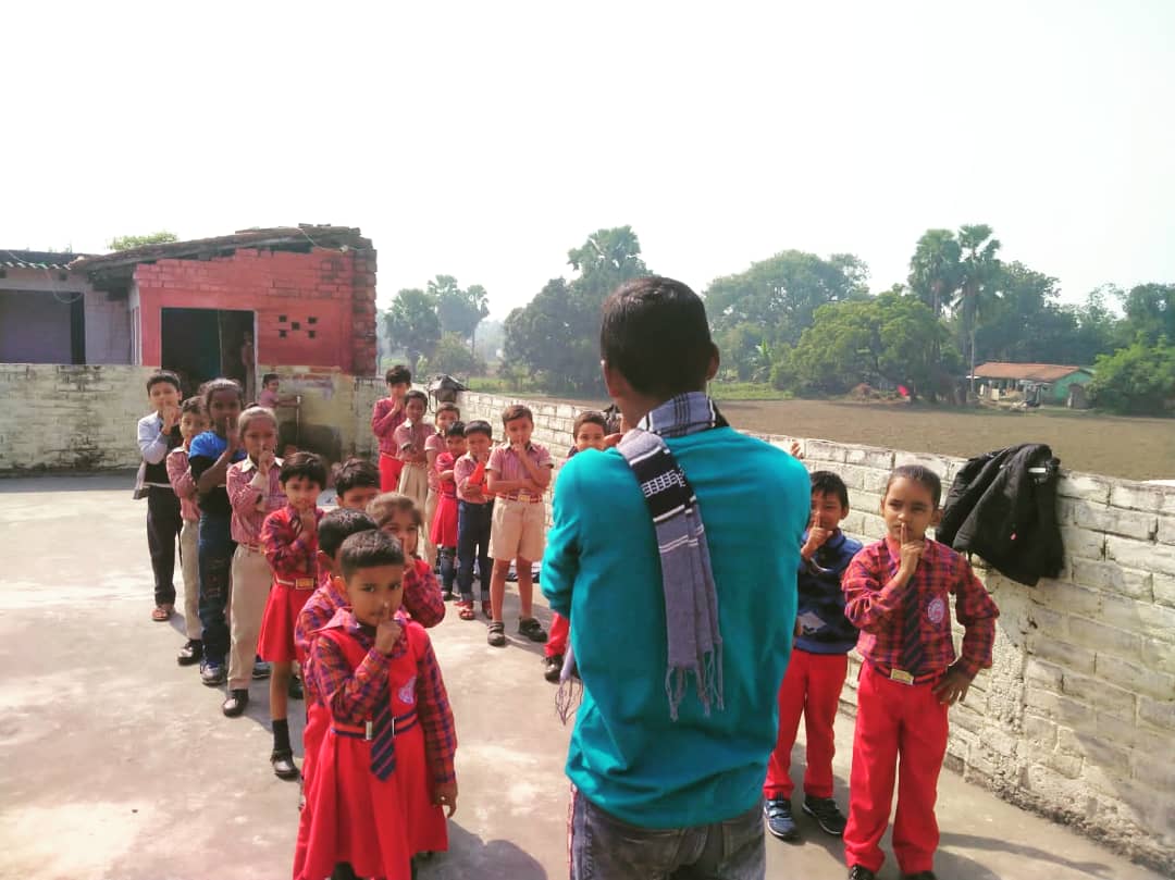 BalRangmanch's tweet photo. बाल रंगमंच की टीम पहुँच गई है बरौनी नन्हें-मुन्ने बच्चों के बीच बाल रंगमंच करने। रंग समूह प्ले स्कूल के बच्चों के साथ विशाल कुमार, विजेंद्र कुमार , कुणाल कुमार के द्वारा बच्चों को प्रशिक्षण दिया जा रहा है।
Bal Rangmanch Art And Cultural Society
Hrishikesh Kumar https://t.co/L5lYVJOeDD