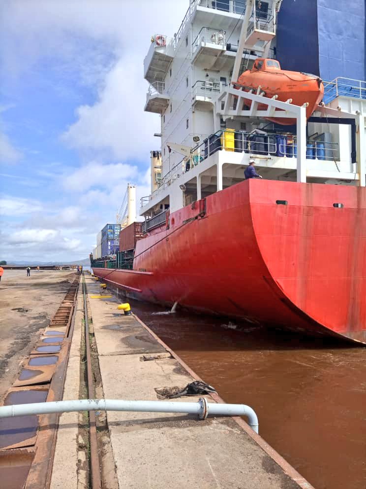 egalrdc's tweet photo. #DRC_2021_11_27 

M/V Kubilai Khan Captain speaking

Good morning 07.10 until 08.15 inbound quarantine inspection completed, proceeding to Boma

14:18 alongside Boma

Accostage à Boma réussi en provenance d'Europe après toutes les formalités d'usage et prêt pour le Déchargement. https://t.co/cgL01FiJYI