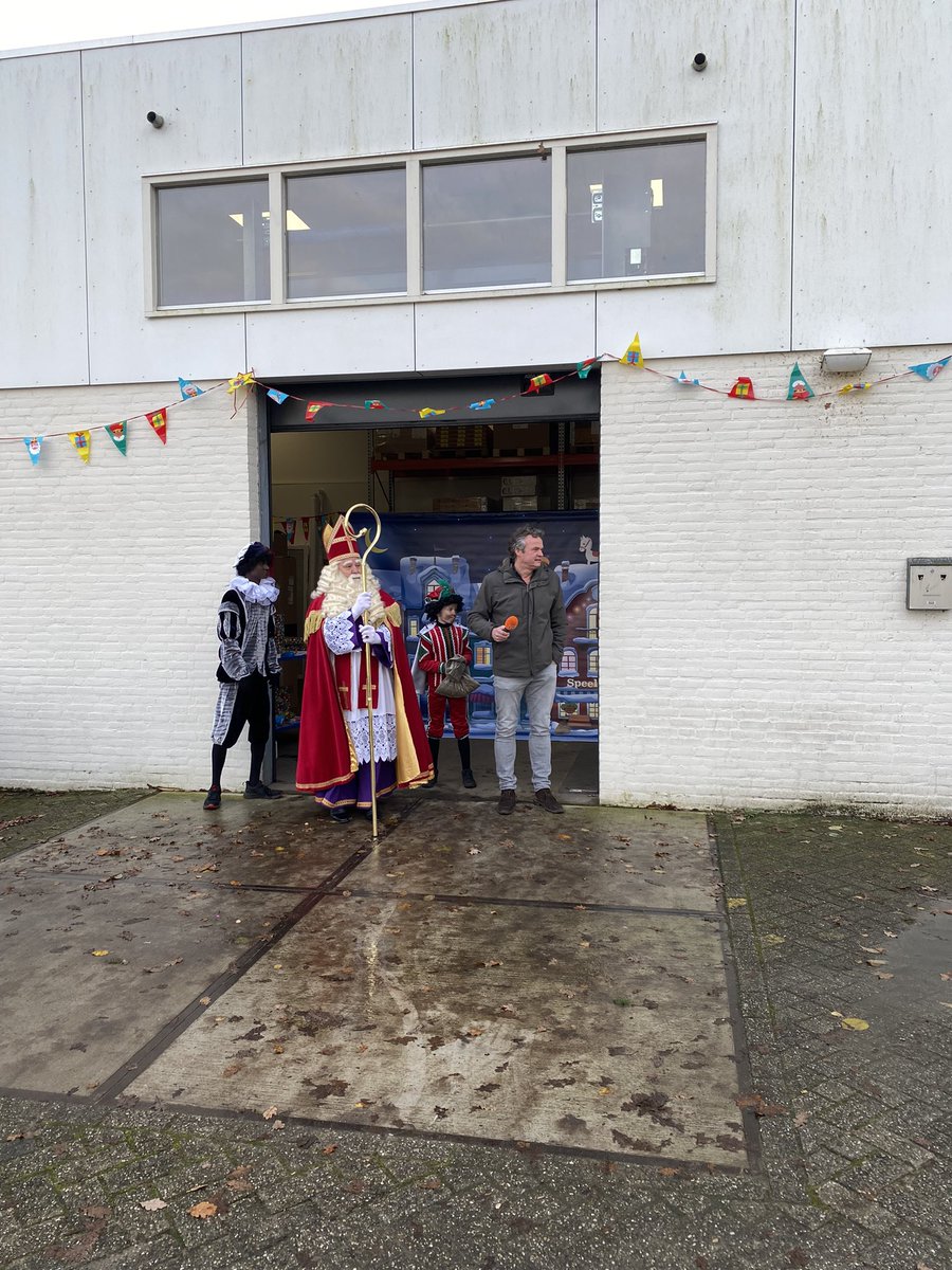 De Sint en Pieten DriveThru is geopend. Alle kinderen veel plezier en geniet van de cadeaus en pepernoten. #Sinterklaas #pepernoten #alshetmaarnietnormaalgaatworden #RTP #Personeelsvereniging