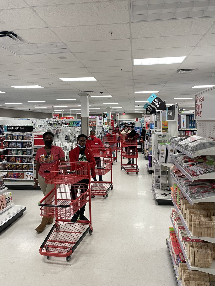 JonTfromTarget's tweet image. So thankful for this team. The team was here at 4AM to pick Black Friday orders and we did amazing. We’ve been training every TM for fulfillment to prepare for the busyness of Q4 for months and it paid off for sure. Thank you team for being so dedicated❤️❤️