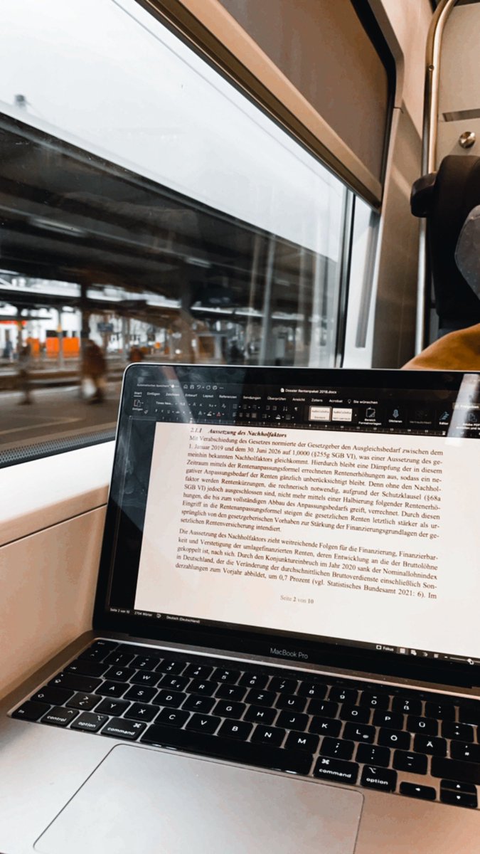 Luftperspektive's tweet photo. Reisezeit ist Arbeitszeit. Letztere wird gegenwärtig gut genutzt, um einen Vorschlag für das generationenungerechteste Gesetz der 19. Legislaturperiode vorzubereiten: Das Rentenpaket 2018 | #rente | #ungerecht | @gengerecht https://t.co/iXrhCM0o6X