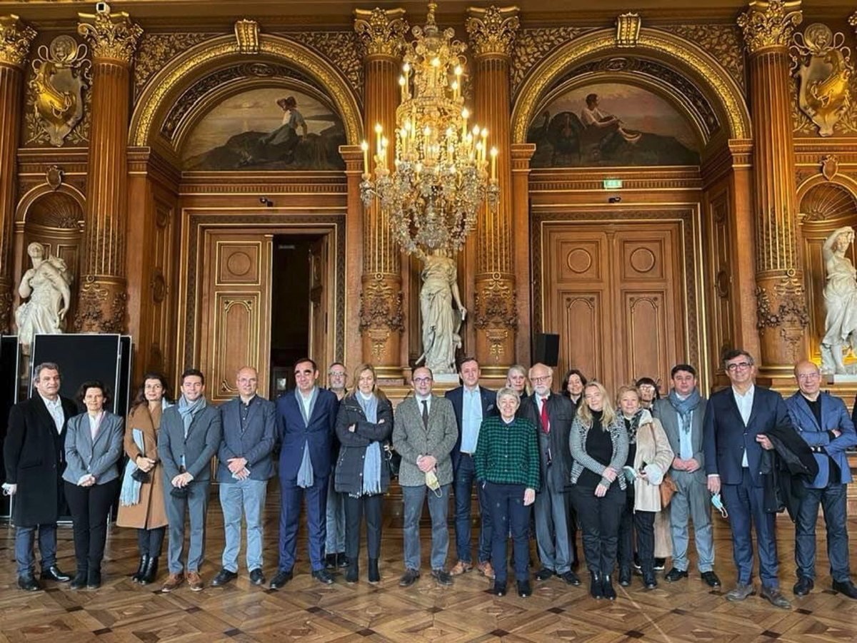 Feliz em ter recebido a Comitiva do Portugal Polythecnics🇵🇹, os representantes da EramusMais e da DGES, na companhia de Berta Nunes, SEstado das Comunidades Portuguesas e de João Sobrinho Teixeira, SEstado da Ciência, Tecnologia e Ensino Superior, na Câmara municipal de Paris🇫🇷.