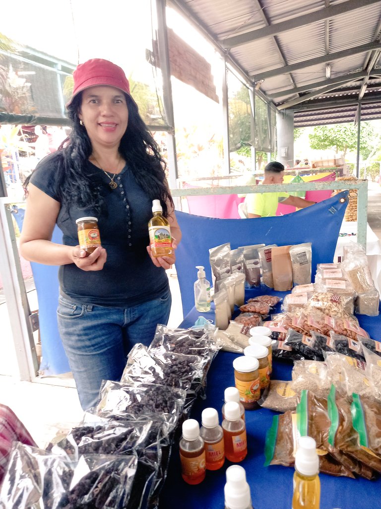 Elizabhet originaria del Sauce, ofrece desde el Parque de Ferias Managua sus productos de ajonjoli traidos desde El Sauce. Apoyemos a nuestros emprendedor@s