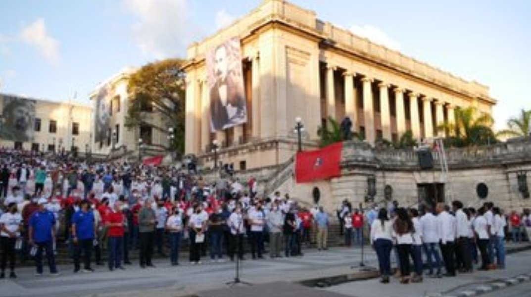 Hoy homenajeamos a los 8 estudiantes de Medicina, fusilados injustamente hace 150 años

Desfilan jóvenes desde la Escalinata de la Universidad de La Habana hasta la explanada de La Punta, donde se encuentra el monumento que perpetúa su memoria
#CubaVive #TenemosMemoria
