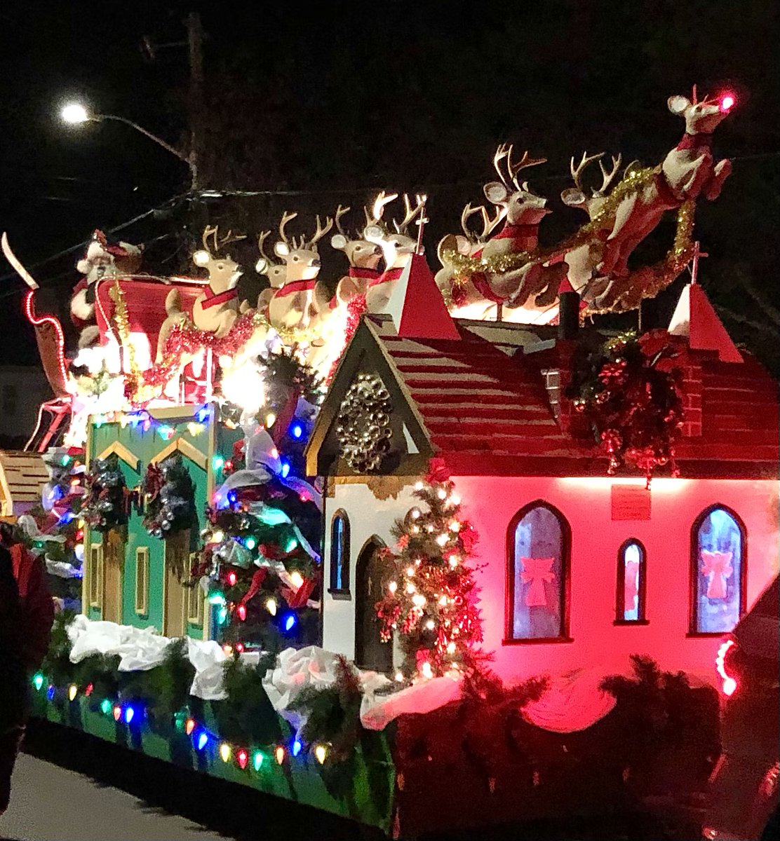 Thank to the @HaliburtonLions and the #HaliburtonBIA for organizing a fantastic community event! #myhaliburtonhighlands #comewander #Santa #haliburtonlions #christmasparade