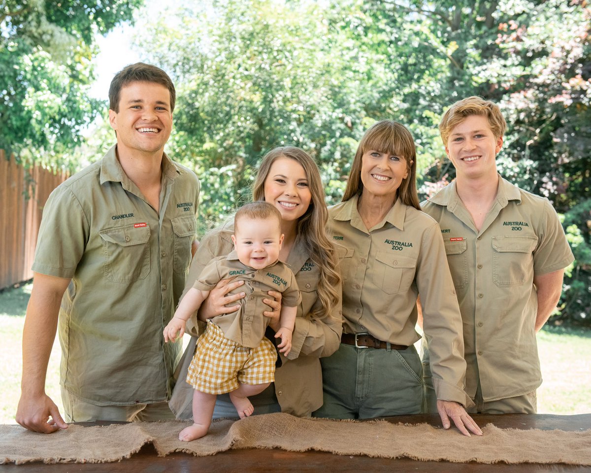 BindiIrwin's tweet photo. Tremendously thankful for my sweet family. Their love, kindness and support lights up my life. 💛 
Love you 3,000. https://t.co/gIsLgtm6W2