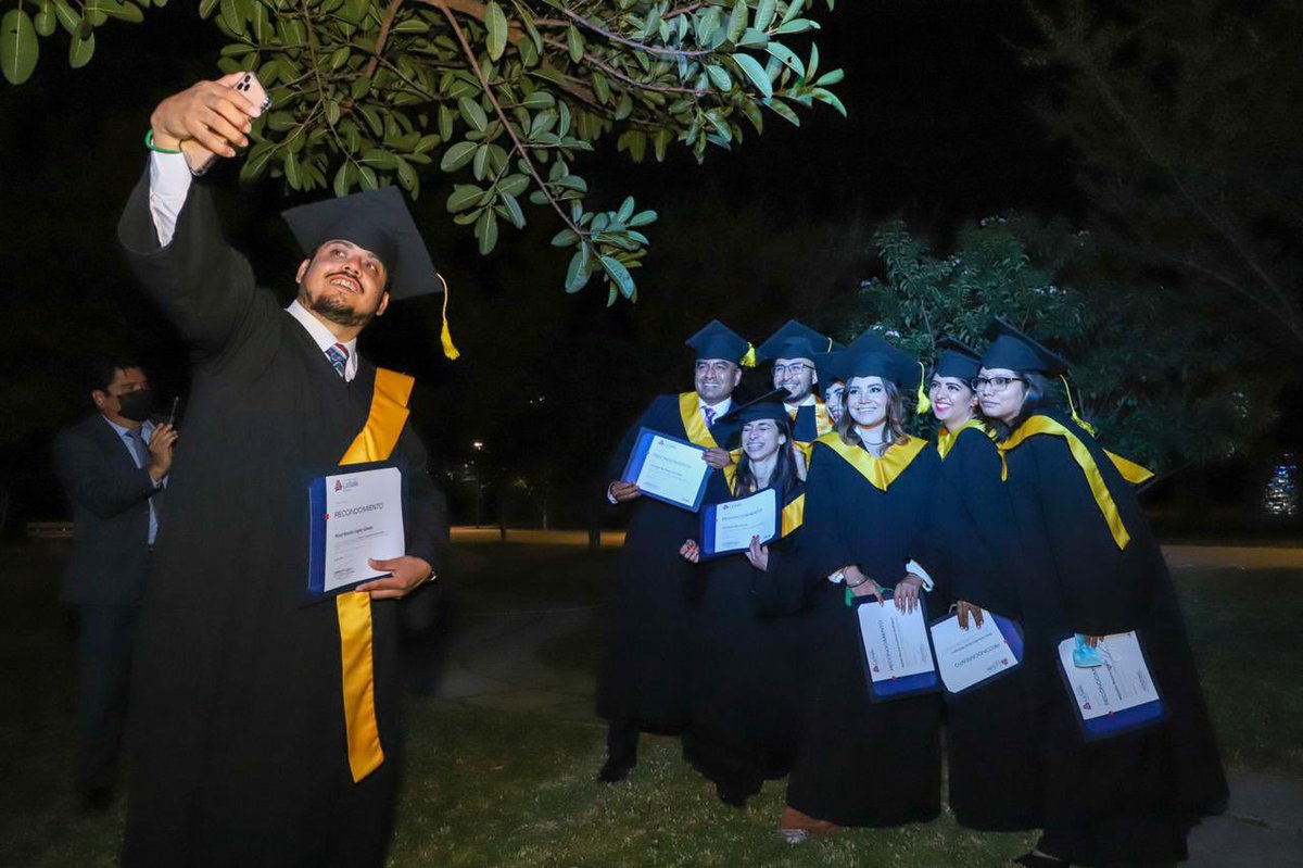 pavellopezgomez's tweet photo. Muchas gracias a tod@s por el apoyo que me brindaron en estos dos años. El esfuerzo se ve reflejado.  Ayer me gradué de la Maestria en comunicación social y política. Mi agradecimiento y mi cariño a tod@s ✌🏾✌🏾✌🏾✌🏾 https://t.co/oyW8zUunLf