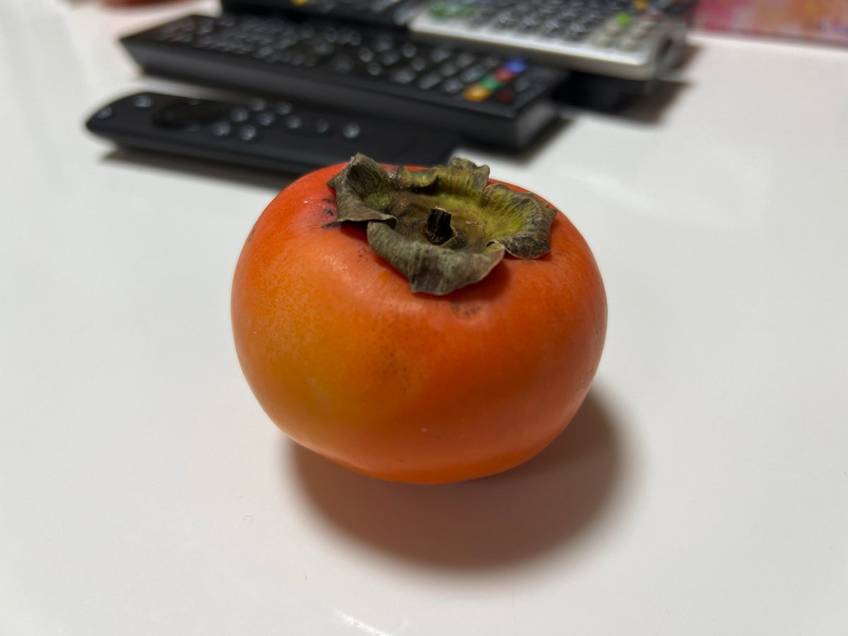 HappyTaaaaaaan's tweet photo. iPhoneXS→13Proに変えてカメラすげえらしいとの事で柿を撮ってみた https://t.co/E9iQDkdazT