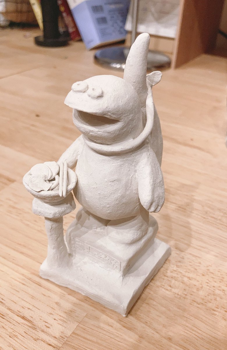 以前、読者の方から頂いた恐竜くん像🦕1巻に出てくるコマが再現されてます。恐竜の好きなラーメン付き🍜かわよい 