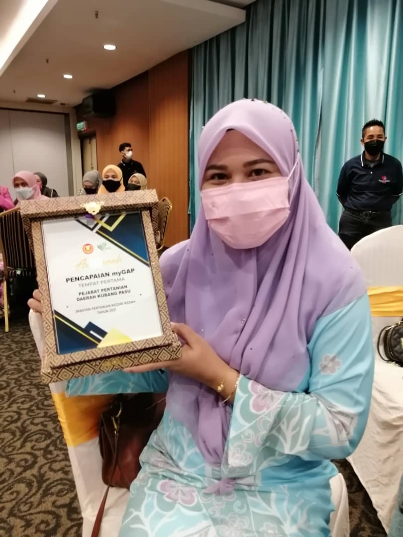 DOAkubangpasu's tweet photo. 24 Nov 2021 Majlis Apresiasi 2021 Jabatan Pertanian Negeri Kedah
Tahniah Dearah Kubang Pasu bawak pulang 3 Anugerah
#myDOA #TeamDOA #PertanianBandar #PertanianBandarDOA
#TeamMafi #MAFIMalaysia
#MAFIPrihatin #KeluargaMalaysia #KeluargaDOA 
#FoodSecurity https://t.co/IlTEWOiPxp