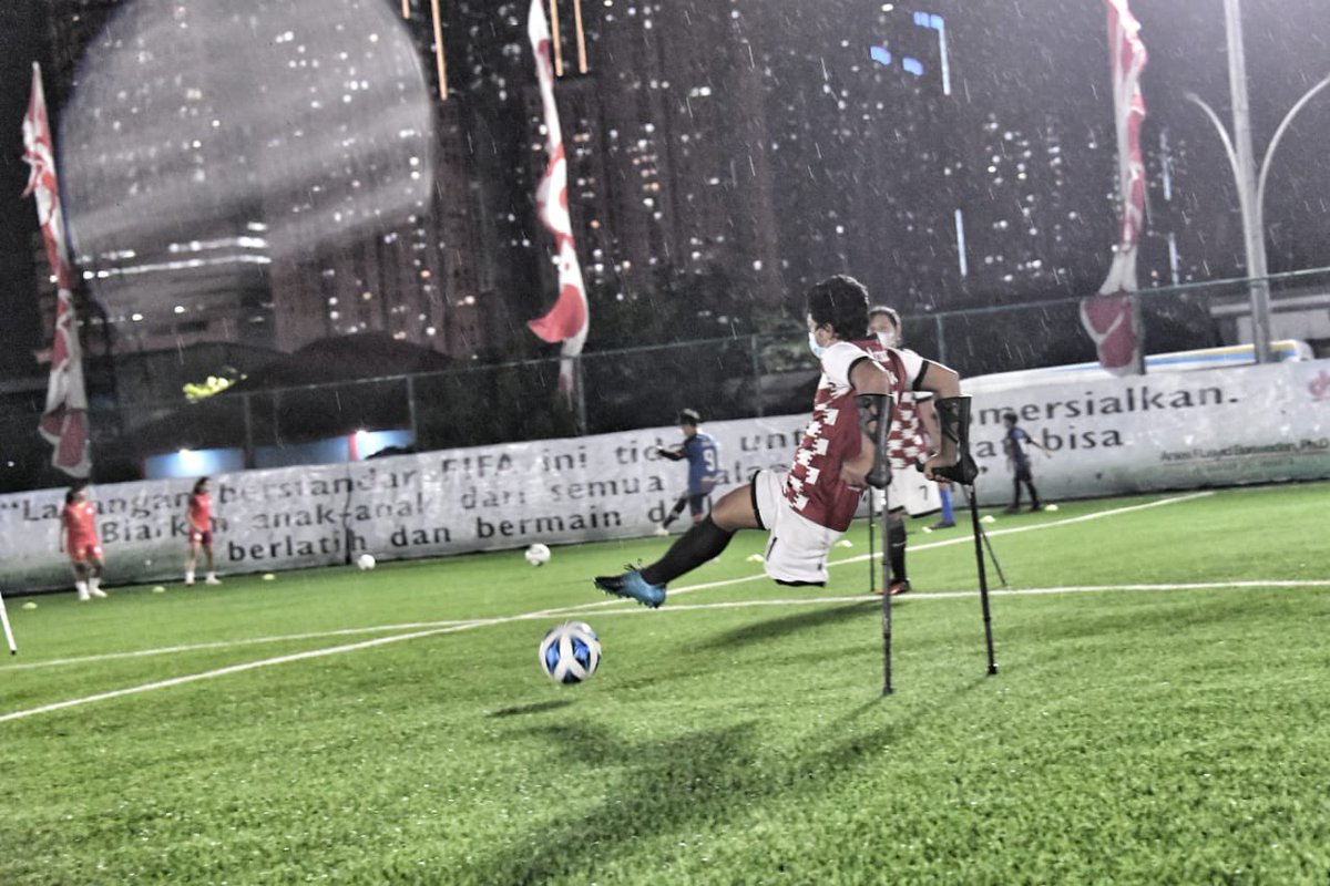 Biarkan lapangan sepakbola ini jadi tempat untuk tumbuhnya potensi, tinggikan mimpi dan inspirasi anak-anak dari semua kalangan. Suatu saat nanti, anak-anak yg kini bisa bermain sepakbola di lapangan kelas dunia ini kelak bisa menjadi pemain kelas dunia.

facebook.com/10004419080090…