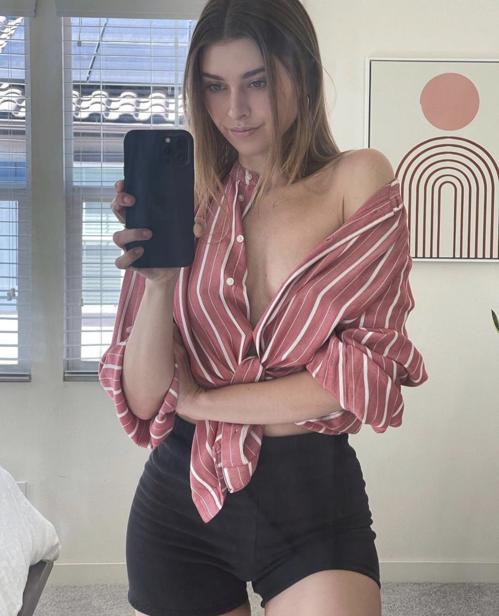 ReineLolaaa's tweet photo. Votre pétasse préférée est la pour vous 😘 https://t.co/AXnyxgcGIE