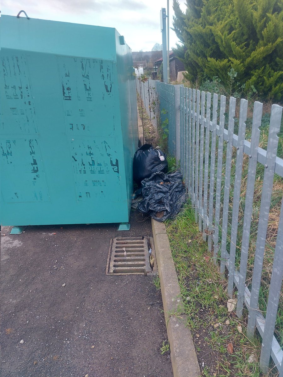 sdc_wardens's tweet photo. Craig just noticed these bags behind the #clothesbank in #cainscross
Reported for removal ☹

#keepbritaintidy https://t.co/gDL2bgWY31