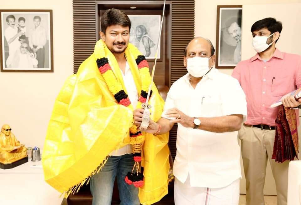 பம்மல் வெ. ரவிச்சந்திரன் (மு.வெ.ர) (@dmkravichandra2) on Twitter photo இன்று பிறந்தநாள் காணும் கழக இளைஞரணி செயலாளர் தி்ரு <a href="/Udhaystalin/">Udhay</a> அவர்களை தமிழக ஊரகத் தொழிற்துறை அமைச்சர் மாண்புமிகு அண்ணன் <a href="/thamoanbarasan/">Tha Mo Anbarasan</a> அவர்கள் நேரில் சந்தித்து பிறந்தநாள் வாழ்த்து தெரிவித்தார்..!
#HBDUdhay
<a href="/ThamizhmaranA/">THAMIZH</a>
<a href="/SureshSubraman6/">Suresh Subramanian</a>
<a href="/udhay4people/">கருப்புசிவப்பு🖤❤️</a>
<a href="/NSathiya3/">N Sathiya</a> இன்று பிறந்தநாள் காணும் கழக இளைஞரணி செயலாளர் தி்ரு <a href="/Udhaystalin/">Udhay</a> அவர்களை தமிழக ஊரகத் தொழிற்துறை அமைச்சர் மாண்புமிகு அண்ணன் <a href="/thamoanbarasan/">Tha Mo Anbarasan</a> அவர்கள் நேரில் சந்தித்து பிறந்தநாள் வாழ்த்து தெரிவித்தார்..!
#HBDUdhay
<a href="/ThamizhmaranA/">THAMIZH</a>
<a href="/SureshSubraman6/">Suresh Subramanian</a>
<a href="/udhay4people/">கருப்புசிவப்பு🖤❤️</a>
<a href="/NSathiya3/">N Sathiya</a>