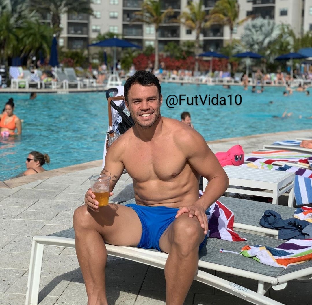 FutVida10's tweet photo. Sempre tive vontade de sentar no Kléber Gladiador.
😋😋😋🔥🔥🔥
#Futebol #Soccer #Lindo #Football #Gladiador #Piscina #Gostoso #KleberGladiadorFV #KleberFV #AustinBoldFC https://t.co/aCVqJ0UmQe
