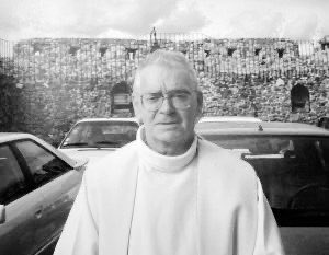 #HOMMAGE Le Père Maurice Vial s'est éteint ce mercredi à l’âge de 93 ans. Il officiait au Suquet depuis 30 ans où il a célébré de nombreuses cérémonies pour les cannois. Ses obsèques auront lieu à l'église Notre Dame d'Espérance mercredi 1er décembre à 10h00.