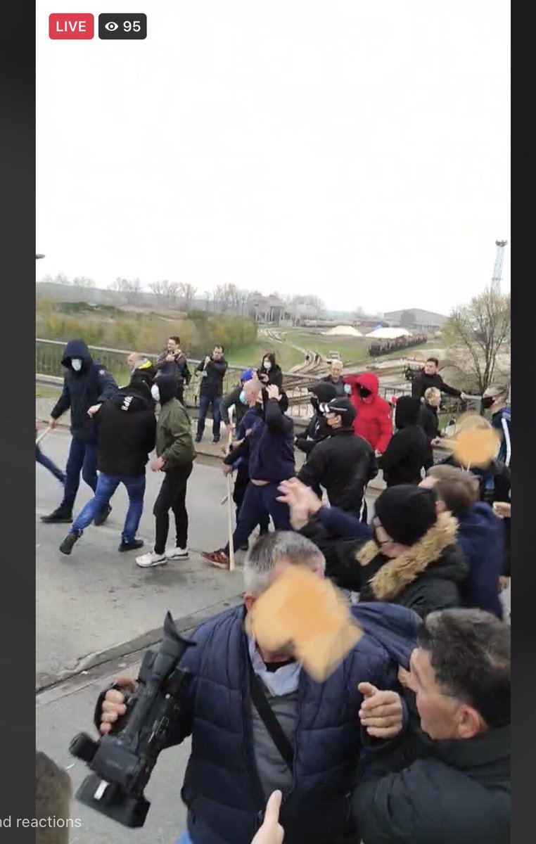 AleksTomanic's tweet photo. Šabac, Serbia.
Citizens blocking in protest against the expropriation law a bridge. Announced, between 2-3 pm.
Police withdrew themselves, then masked hooligans came to unblock the bridge.
Via @dobrinacelnik facebook live https://t.co/qbykWv3KVS