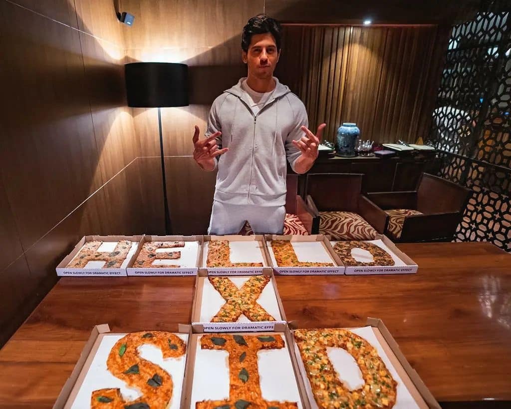 mysidmalhotra's tweet photo. Pics: @SidMalhotra X @HELLOmagIndia some lip smacking pizzas served by @FrancescosIndia ๐๐๐
#PizzaParty #HELLO #SidharthMalhotra #NovemberDigitalCoverStar https://t.co/P9ky0ebDuK