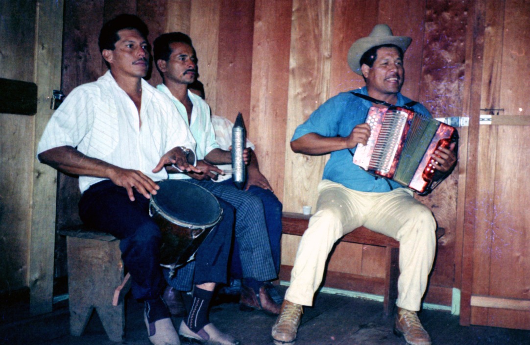 Hoy se nos fue un gigante de la música tradicional de acordeón del Caribe colombiano, el compositor de la playlist de las movilizaciones agrarias de las décadas de los setenta y ochenta. Qué la tierra le sea leve Máximo Jiménez Hernández (1946-2021).