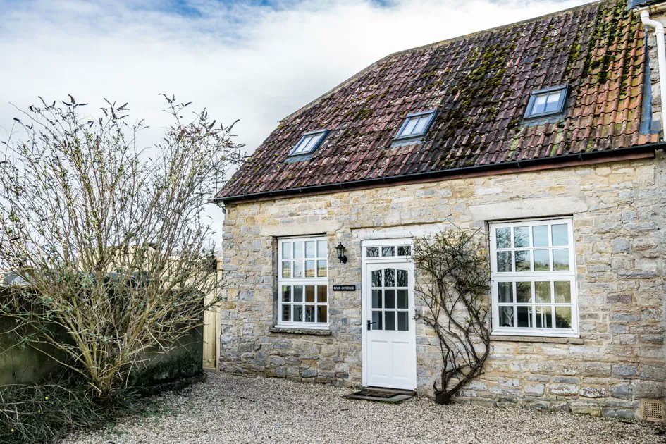TheHolidayCots's tweet photo. Looking for a relaxing getaway? Rose Cottage is located on a working cider farm in rural Somerset! It's surrounded by scenic countryside, yet within easy reach of shops & amenities.
๐๏ธ Sleeps 1-4
https://t.co/3u49xLTE02
#Wrantage #Somerset #Countryside #CiderFarm #HotTub https://t.co/iaDaS42Wen