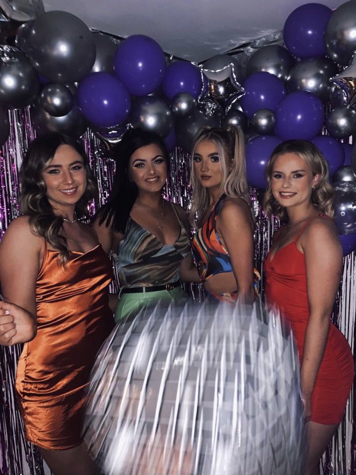 Eu na minha festa de 14 anos // Pessoas nas suas festas de 14 anos atualmente