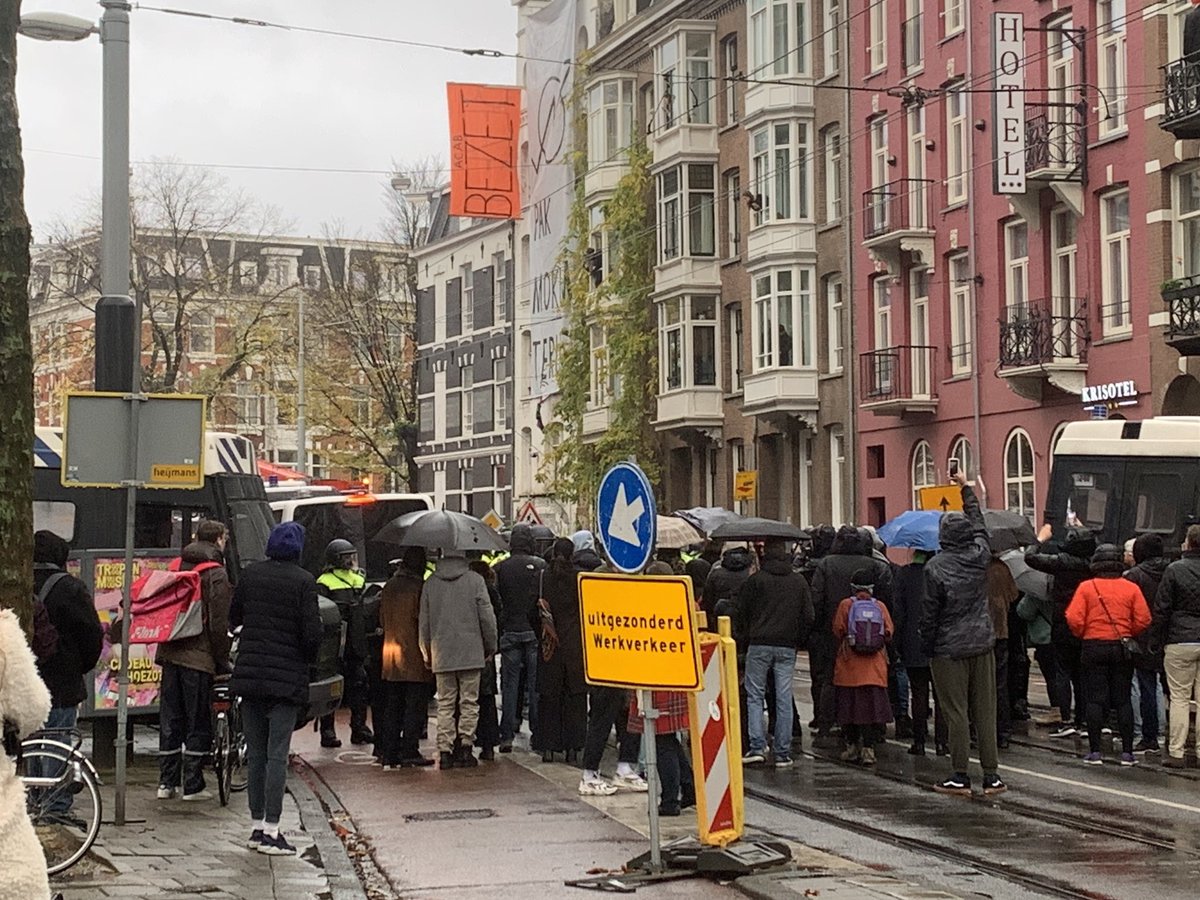 nvdhdn's tweet photo. #HotelMokum wordt ontruimd (daarvoor  zijn kennelijk wel genoeg manschappen🙄) https://t.co/kssoSmve8R