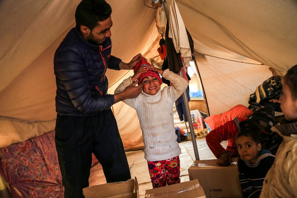 UNICEFBELGIQUE's tweet photo. Mariam, originaire d#'Irak, est visiblement ravie de son nouveau chapeau d'hiver ! 🤩
Grâce à tous les #HappyPacks vendus pour le #BlackFriday, des milliers d'enfants peuvent désormais affronter l'hiver chaudement emmitouflés. MERCI ! 💙 https://t.co/DlQqHNHnrJ
