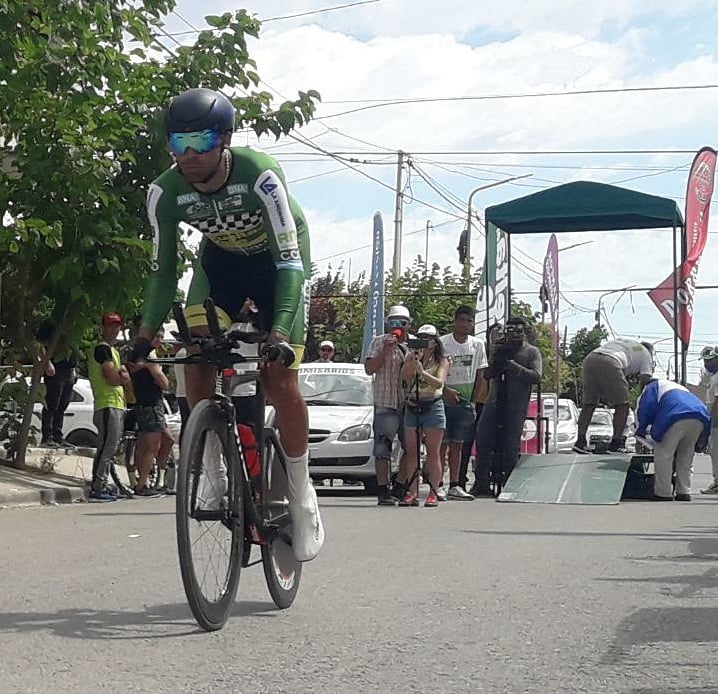 fmlider941's tweet photo. Laureano Rosas de Electro 3, Nicolás Tivani de JC y Maximiliano Navarrete de Team Cutral Co fueron los últimos en partir. ¡Ya están todos los ciclistas en carrera!

#VuetaxLider #Vuelta78 https://t.co/mfpesyTvh2