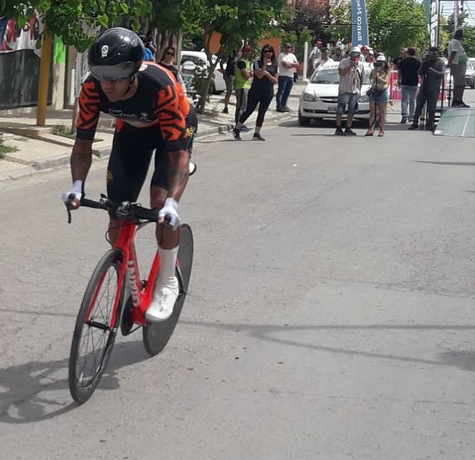 Laureano Rosas de Electro 3, Nicolás Tivani de JC y Maximiliano Navarrete de Team Cutral Co fueron los últimos en partir. ¡Ya están todos los ciclistas en carrera!

#VuetaxLider #Vuelta78