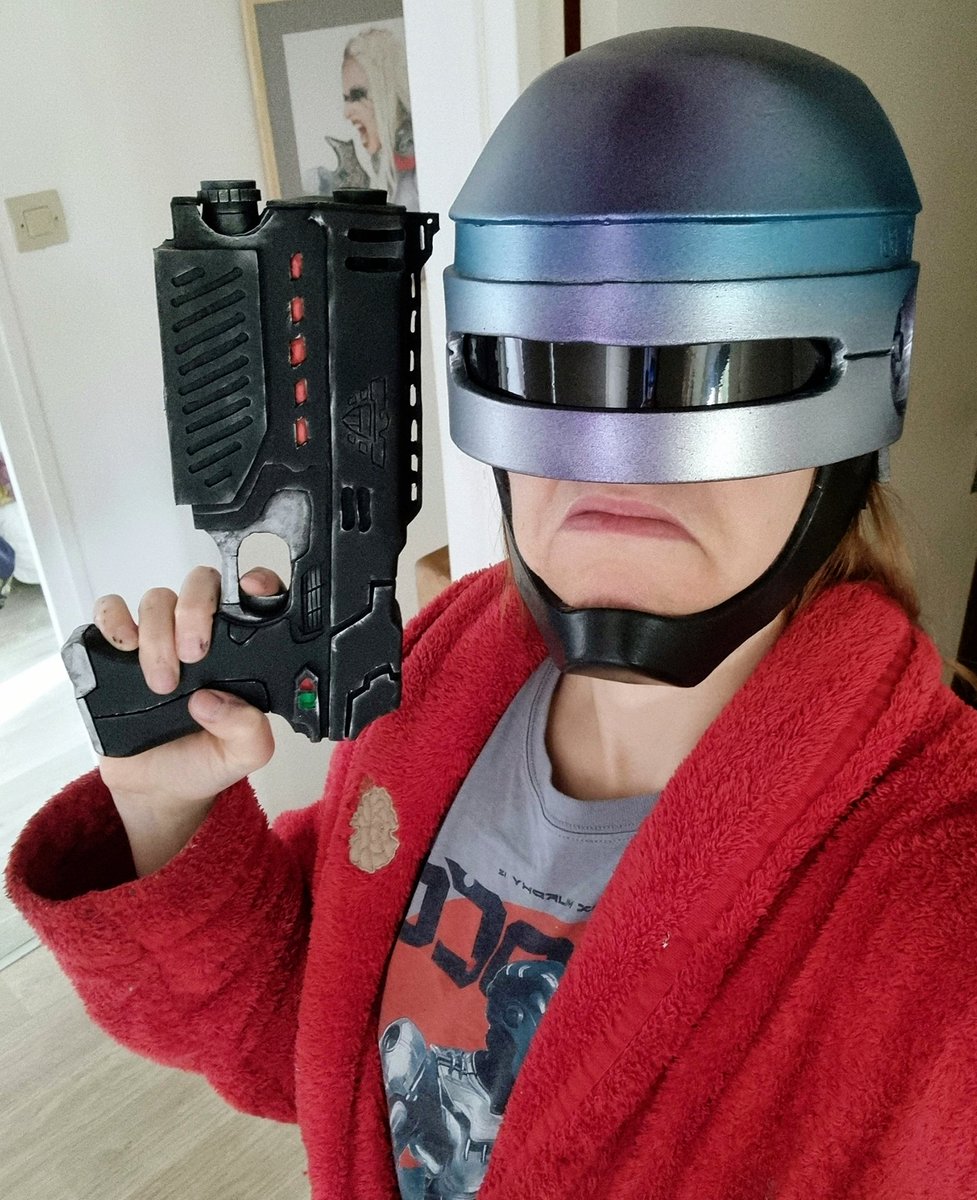 Quand Robocop se prend pour Judge Dredd 🤷‍♀️🤣
Vous avez un petit aperçu du rendu final de la peinture avec le casque 😁