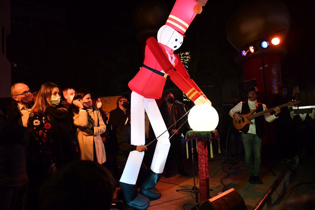 🎄¡Inauguramos el alumbrado de Navidad, con más de 200 puntos de luz en la ciudad!
🧑‍🎄🎅Del lunes 6 de diciembre, y hasta el 23, la feria de Navidad que estará situada en la plaza De la Iglesia.
👏 Enhorabuena al Gremio por el excelente trabajo para dinamizar el Comercio Local!