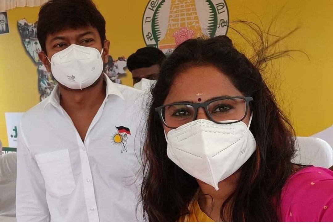 PenRekha's tweet photo. கல்லாய்க் கண்ணாடியாய்க் கதிர்வேலனாய்த்
 தொடங்கி
நேர்த்தியாக
 சைக்கோவரை வளர்ந்த
 கோபாலபுரக் குருவியே!

பாஸும் மைனாவும் வெல்லும் விண்ணைத்தாண்டி வரும்
எனக்கணித்த ஏழாம் அறிவு கொண்ட கணினியே!

அய்யாவின் துணிச்சலும் அண்ணாவின் கண்ணியமும்
 அமைய
தாத்தாவின் சாதுரியமும் 
தந்தையின் https://t.co/Wa5pO7jgM9