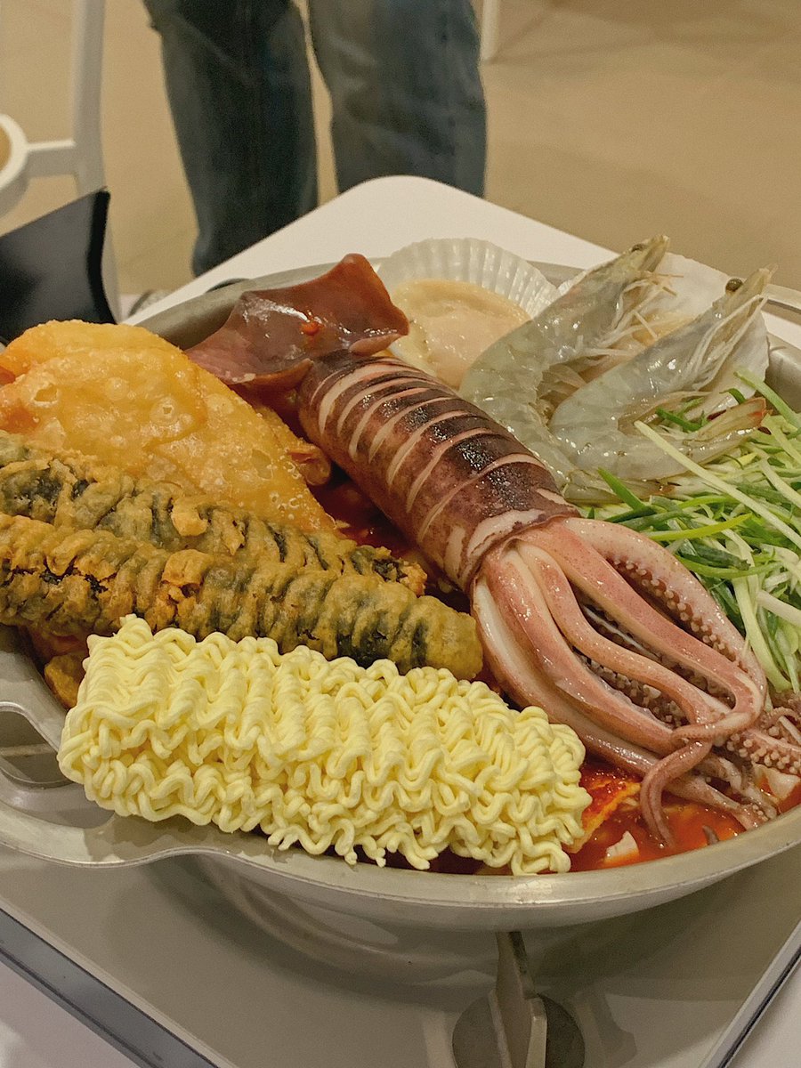 everie_days's tweet photo. 대부도 바닷마을 떡볶이 (@br_bear) 나도 드디어 다녀왔다~!~!! 가는 길에 노을 대박이었구 추운날 먹는 즉석떡볶이는.. 말해 뭐하나요 내일 또 가고싶다… 다음엔 밥 볶아 먹는거 절대 까먹지 말아야지 절대 https://t.co/CLjD8QLzSd