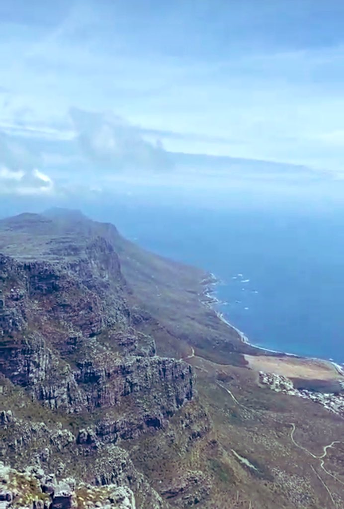 nuria_perpinya's tweet photo. No va ser fàcil, però va valer la pena i l’alegria! 18 km amb 1080 m de desnivell i un vent que de tant en tant em tumbava! Table Mountain unes de les noves set meravelles del món🧡
#TableMountain #sudàfrica #slowlife #agraida https://t.co/YGGkoEl5MA