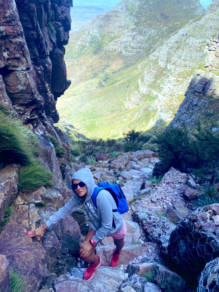 nuria_perpinya's tweet photo. No va ser fàcil, però va valer la pena i l’alegria! 18 km amb 1080 m de desnivell i un vent que de tant en tant em tumbava! Table Mountain unes de les noves set meravelles del món🧡
#TableMountain #sudàfrica #slowlife #agraida https://t.co/YGGkoEl5MA