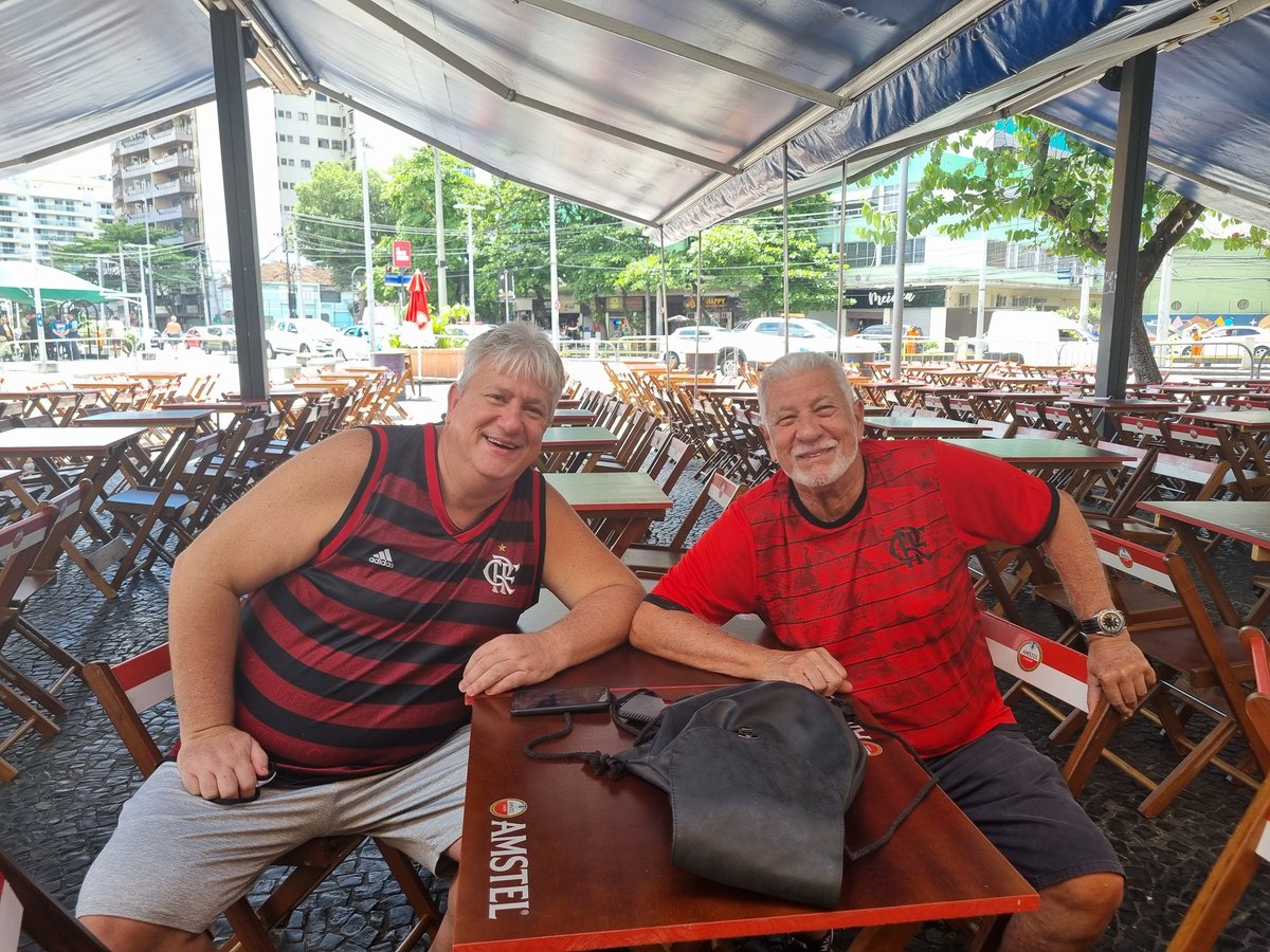 Pai e filho foram os primeiros a chegar na praça Vanhargem, na Tijuca, e garantiram um lugar em frente ao telão. Almir e Gerson Freitas, de 84 e 57 anos, assistiram juntos ao título da Libertadores de 2019 e confiam no TRI rubro-negro #trfinal