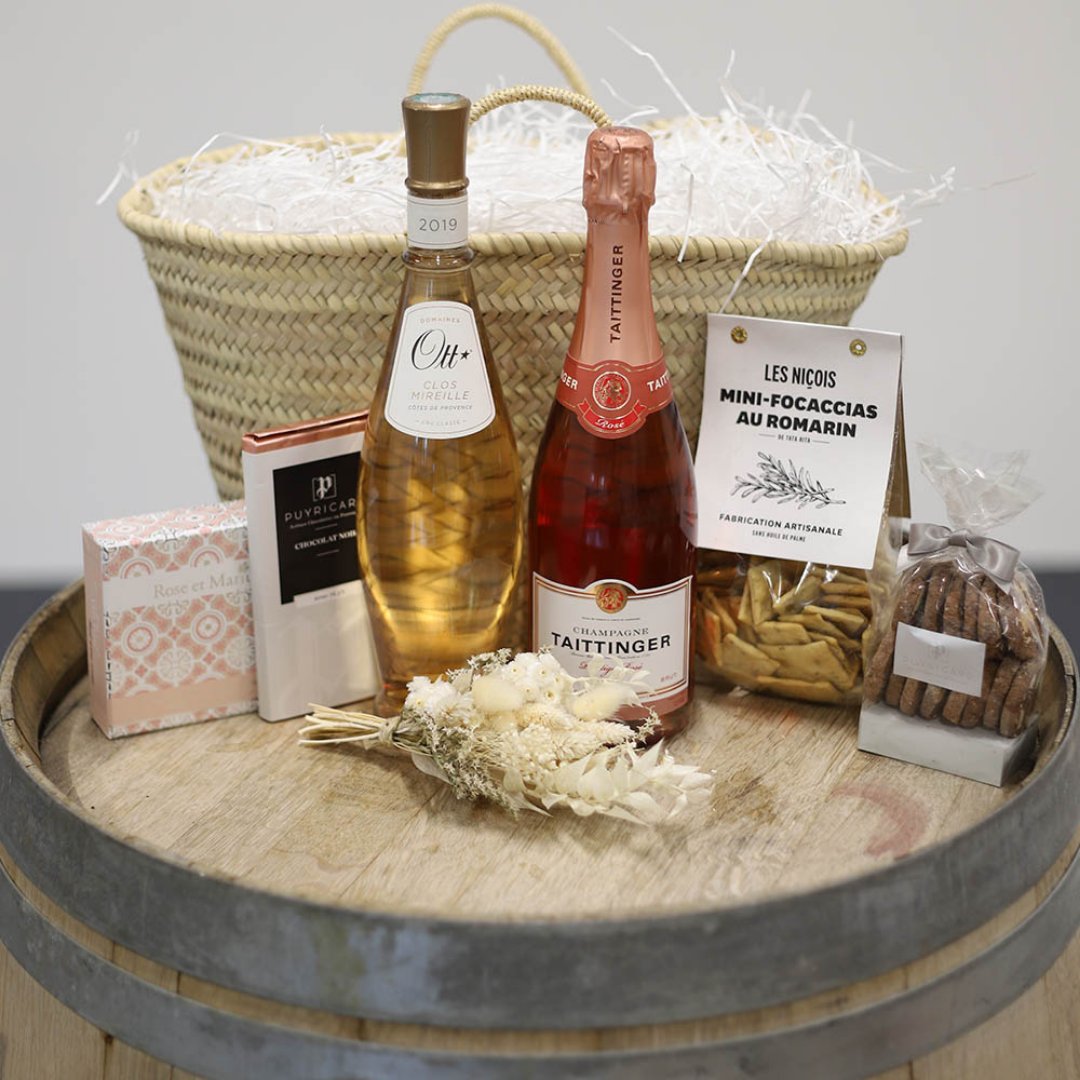 Keep your festive season stress-free and serve up one of our Christmas gift hampers so impressive you can skip that second trip to the store. Ordering your Christmas Hamper online is easy:  l8r.it/c4Ju
#Christmas #Noël #CotedAzur #Wine #Champagne #OnshoreCellars