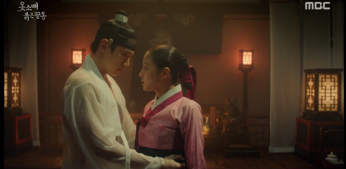 Jayzellaaaa's tweet photo. What an overflowing chemistry between Yi San and Deok Im. Gosh I’m getting addicted to this drama. Lol

 #TheRedSleeveEp6
#LeeJunHo #LeeSeYoung https://t.co/juat8kWgcT