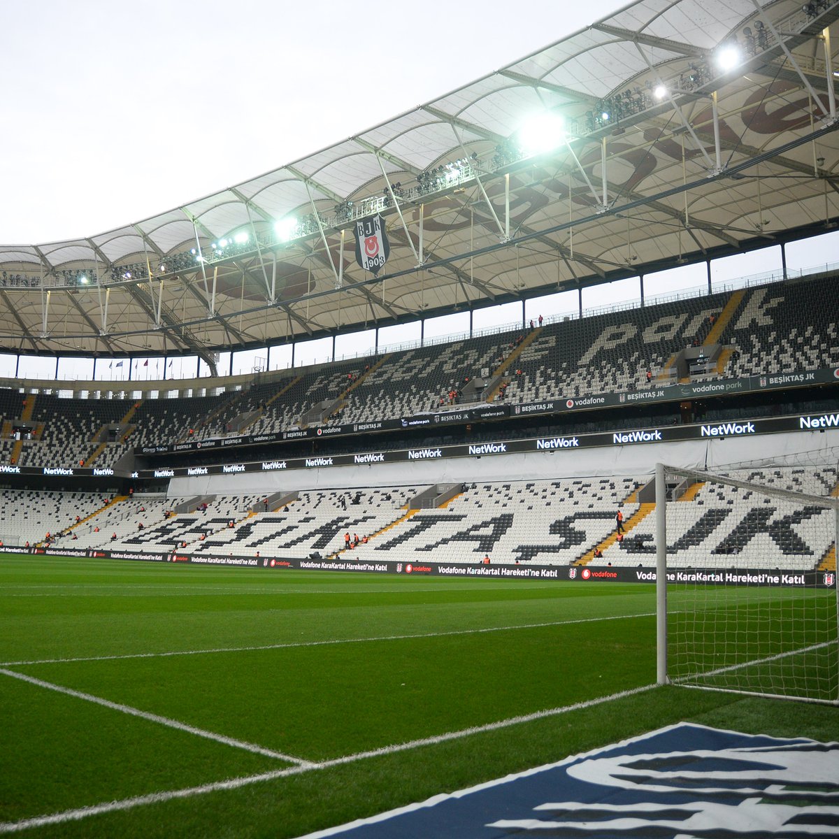 Besiktas's tweet photo. 🏟️ Vodafone Park maça hazır. 

#BJKvGRS | #BoğazınKartalı https://t.co/wd5SyBeZMi