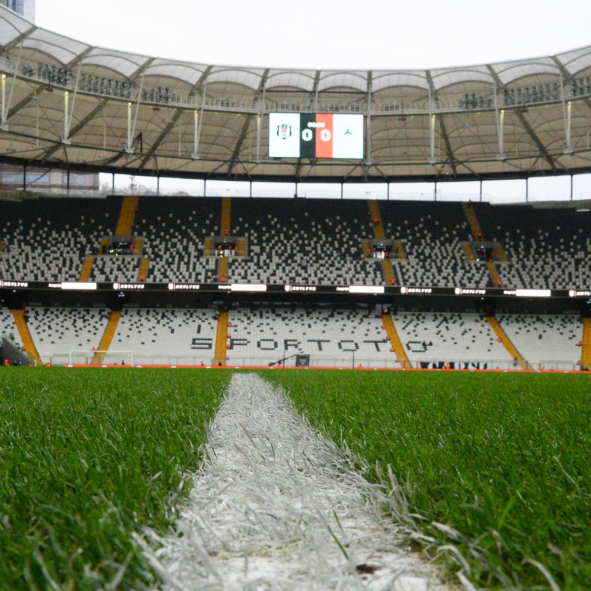 Besiktas's tweet photo. 🏟️ Vodafone Park maça hazır. 

#BJKvGRS | #BoğazınKartalı https://t.co/wd5SyBeZMi