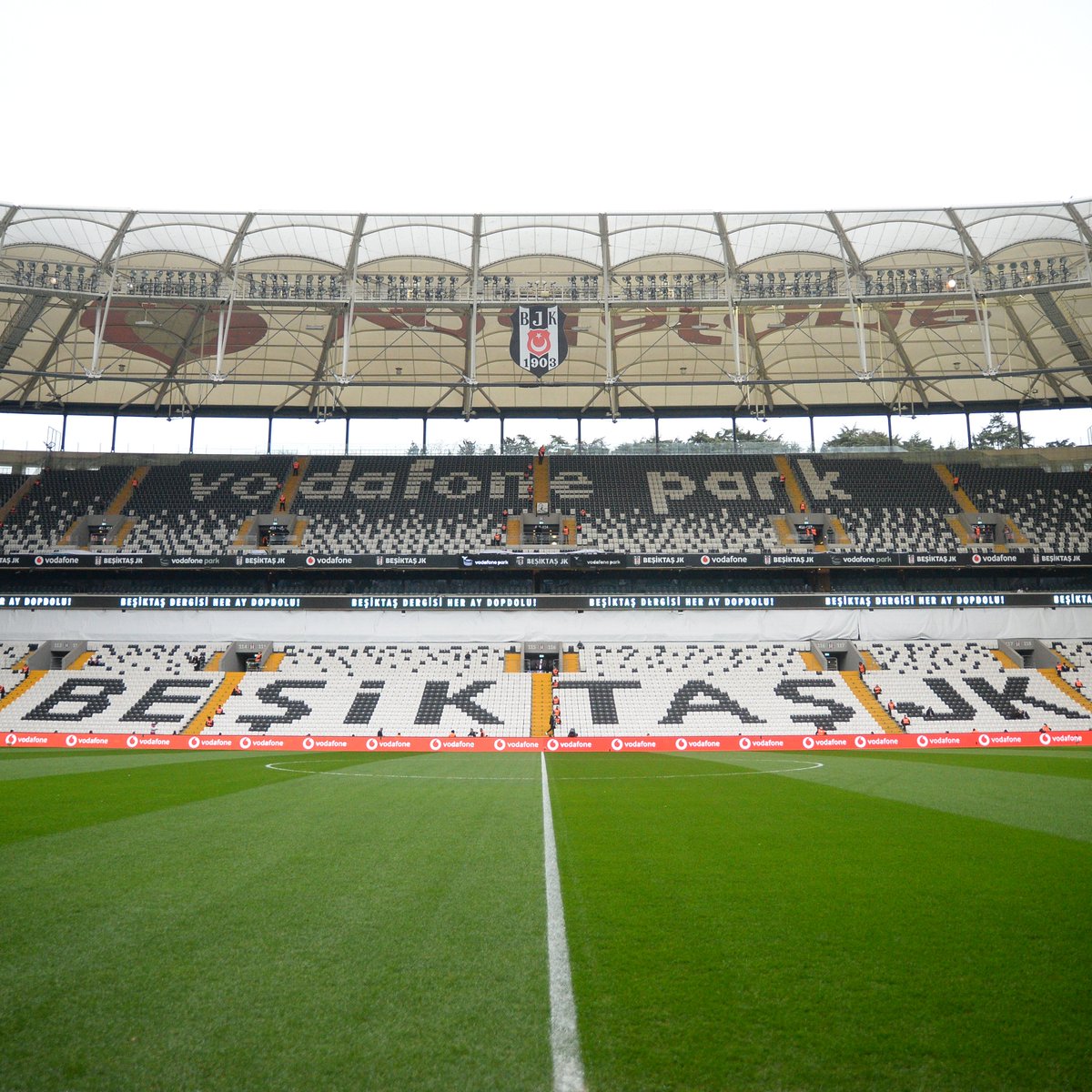 Besiktas's tweet photo. 🏟️ Vodafone Park maça hazır. 

#BJKvGRS | #BoğazınKartalı https://t.co/wd5SyBeZMi
