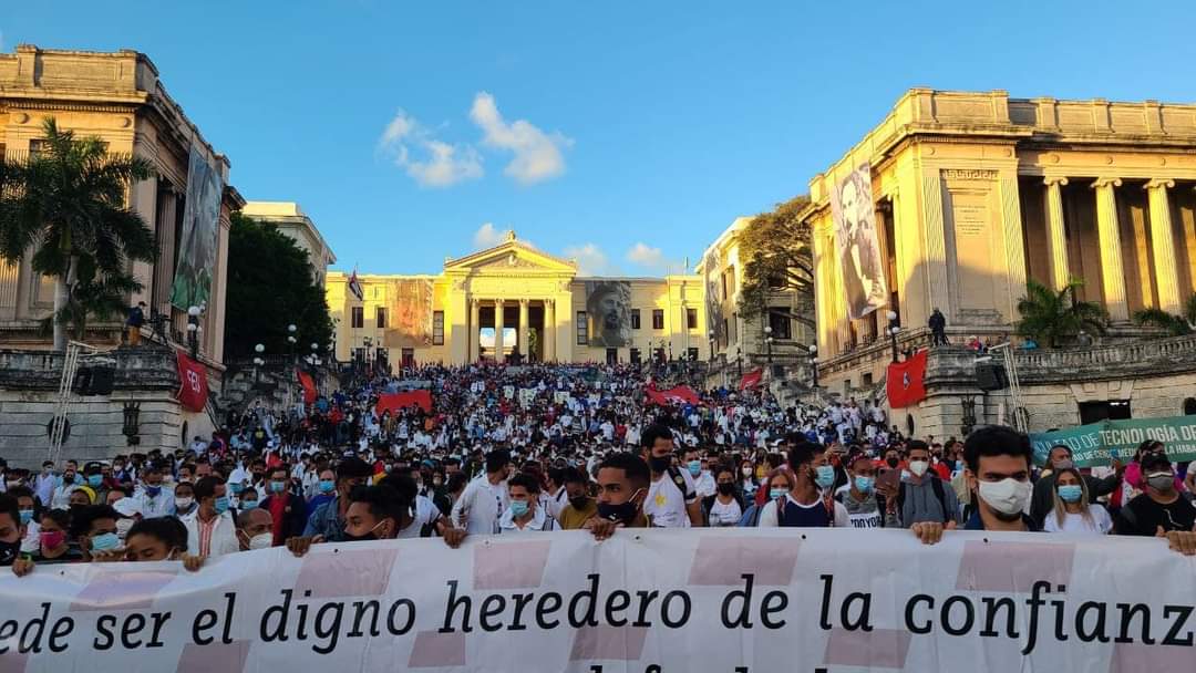 Otras vez las calles se llenaron de jóvenes y pueblo. Junto a nostros el Presidente <a href="/DiazCanelB/">Miguel Díaz-Canel Bermúdez</a> en apretado paso por la historia de #Cuba. Rendimos tributo a los ocho estudiantes de Medicina, que no están olvidados ni muertos. <a href="/DrRobertoMOjeda/">Dr. Roberto Morales Ojeda</a> <a href="/UJCdeCuba/">UJC de Cuba</a>