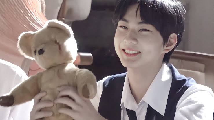 yjwprnts's tweet photo. jungwon with bears is the cutest :( https://t.co/dCkqRUTzqn