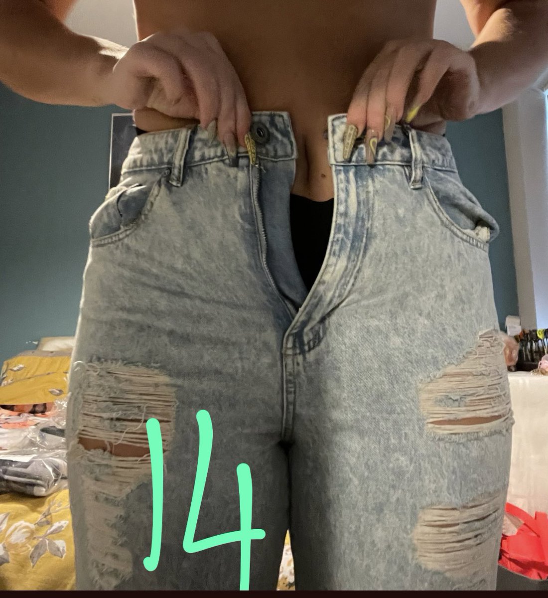 isobel_end's tweet photo. @boohoo don’t understand the sizing for women’s clothes. The chart on your website says I’m this size, yet nothing fits? 

There’s no way I’m a 16, it’s toxic fashion sizes! https://t.co/V04s6m2xh5