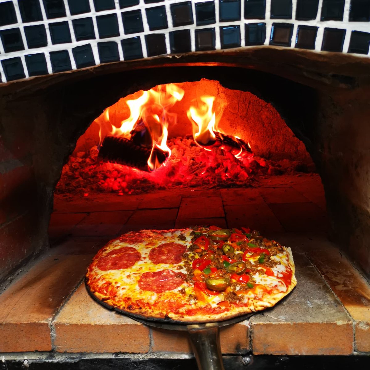 corner_dladla's tweet photo. How about this Yummyness 😋 to warm you up 🔥🍕on this gloomy day ☔
#CornerDladlaPizzeria #ZwakalaSoGawula #BestSharedMeal #ProudlySouthAfrican #Family #Friends #WoodFiredPizza #KasiPizza #saturdaylunching🍴 https://t.co/LcwbtAzjRE