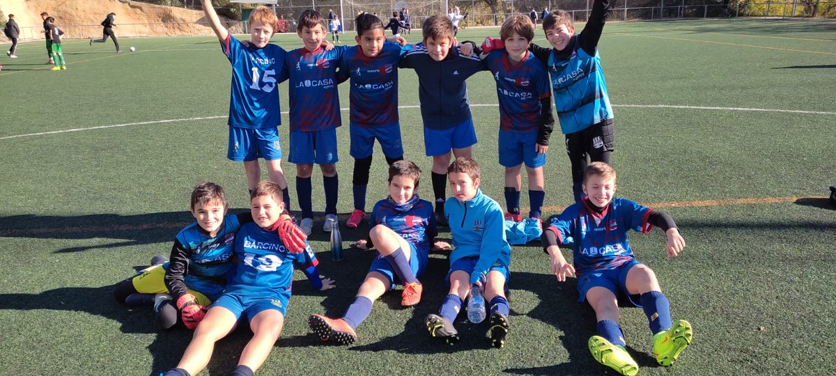 Daiad2000's tweet photo. Gran partido hoy en el Turo de la Peira. Partido dominado de inicio a fin con un gran partido de todo el equipo. Despidiendo a nuesto medio Alex y dando la bienvenida a su recanvio Sergio.  #FCF #pbbarcino #alevin #victoria #barcino #amigos #equipazo #EquipoGanador #EquipoUnido https://t.co/hOs81dK40F