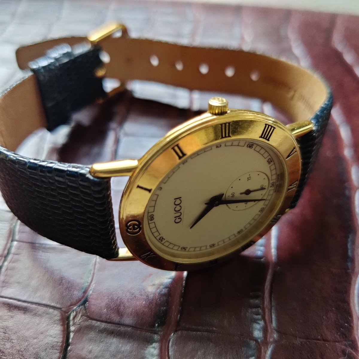 WatchYouKnow1's tweet photo. Gucci gold. See my review: https://t.co/N32FCzIbdj
#gucciwatch #Gucci #gucci #guccigang #goldwatch #gold #dresswatch #quartzwatch #wristwatchcheck #wristcandy https://t.co/j88JRgZSa6