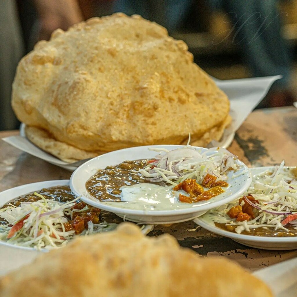 Travelutionpk's tweet photo. Sardion ki aamad aamad hai...or Garma Garam Pathooron ki Mehak Lajawaab hai.... lets have a bite with Achaar and Thanday Channay

📸 Featured creator: @saqibmobeen 
▬▬
Get Featured on our page:
📌Use Hashtag #travelutionpk
📌Tag us: @travelution.pk
▬▬
#pathooray #channay #l… https://t.co/vfOk699TkV
